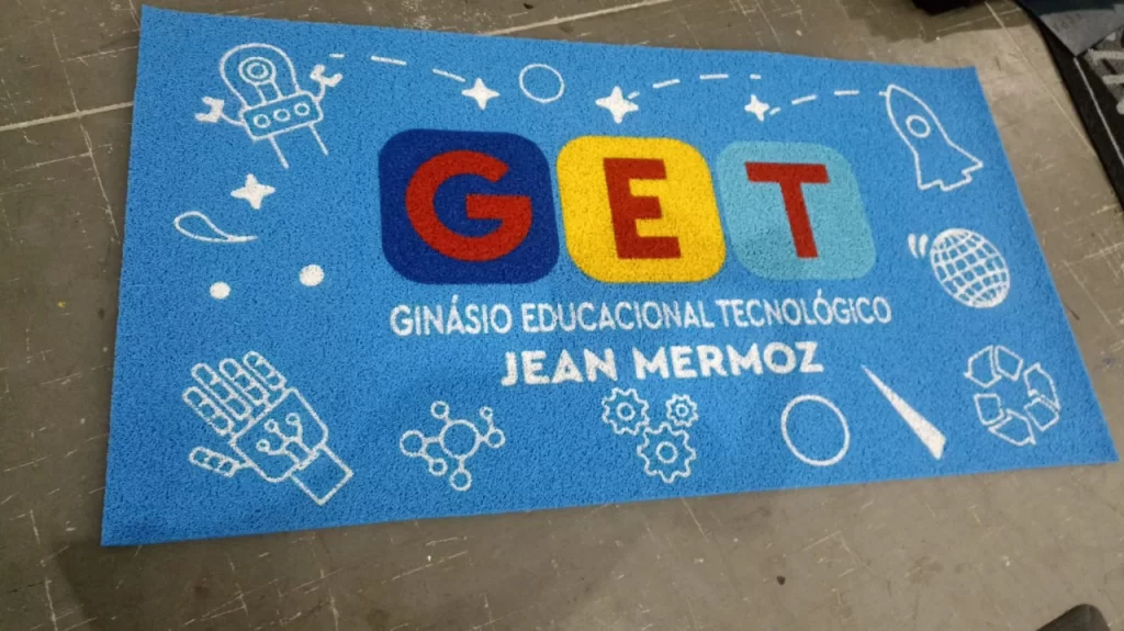 Tapete personalizado para escolas e universidades Guerma Tapetes — modelo antiderrapante sob medida com logo institucional, ideal para entradas e áreas de alto fluxo.