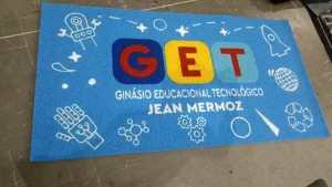 Tapete personalizado para escolas e universidades Guerma Tapetes — modelo antiderrapante sob medida com logo institucional, ideal para entradas e áreas de alto fluxo.