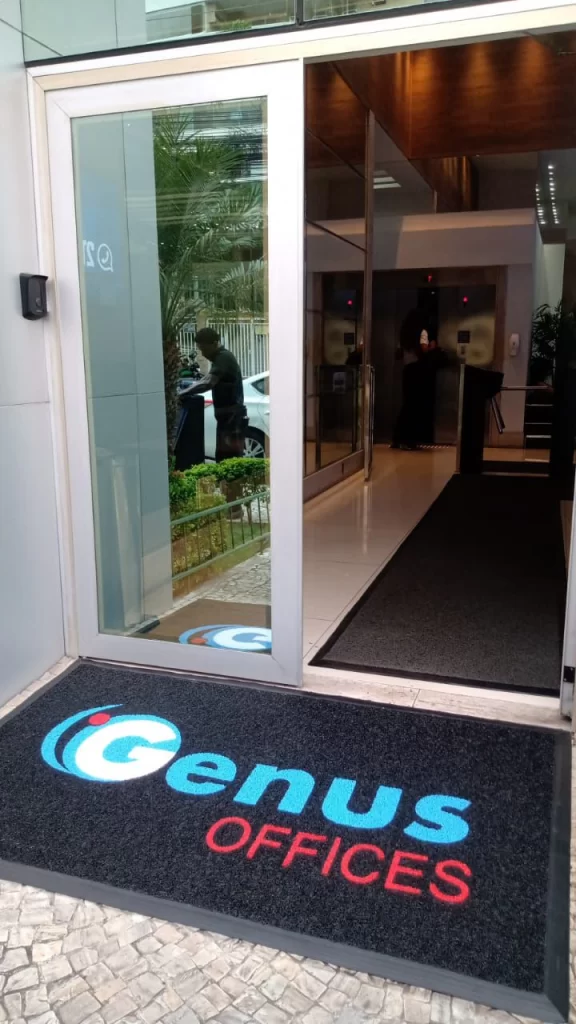 Tapete para entrada de empresa Guerma Tapetes instalado em ambiente corporativo, oferecendo segurança, durabilidade e apresentação profissional.