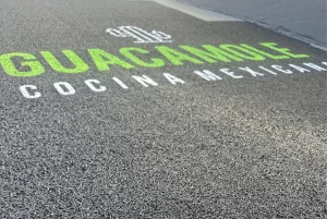 Tapete personalizado com logomarca Guerma Tapetes instalado na entrada de empresa, destacando a marca no campo de visão do visitante.