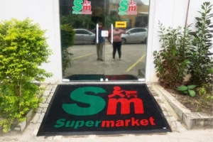 Tapete personalizado da Guerma Tapetes em entrada comercial