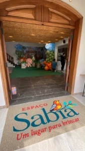 Capacho personalizado para espaço infantil na entrada do Espaço Sabiá