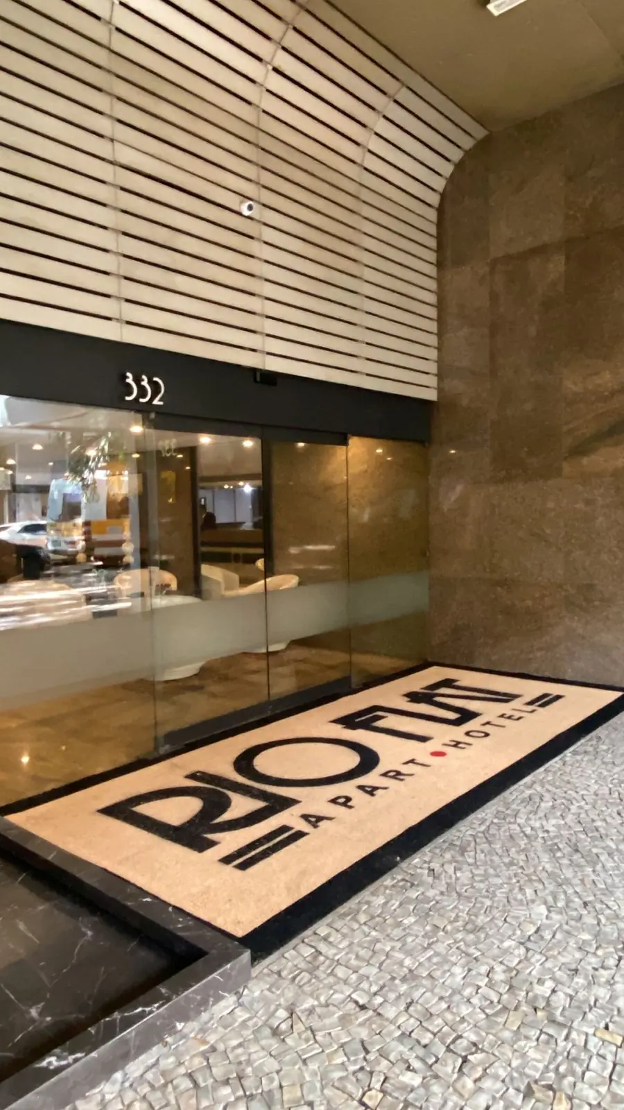 Tapete em fibra de coco personalizado com logotipo na entrada de hotel